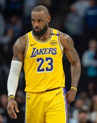 半岛体育官网-詹姆斯41岁后场均24.2分7.2篮板7助攻！历史独一档！