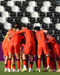 半岛体育-北青：U23国足昨晚进行恢复训练+散步调整状态，今天场地适应训练