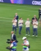 从头再来！赛后巴黎捧杯激情庆祝，国米全队一旁送上掌声