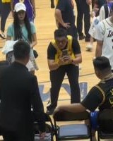 詹姆斯活动结束后 不少球迷围坐在詹姆斯坐过的椅子旁拍照